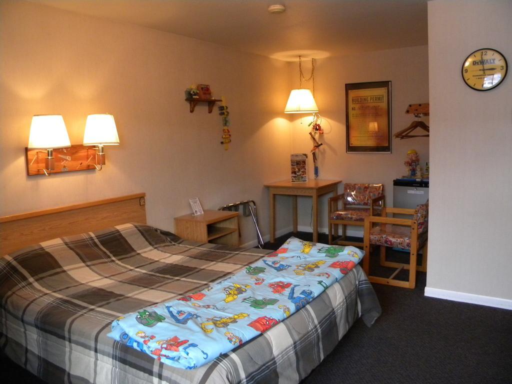 Blue And White Motel Kalispell Room photo