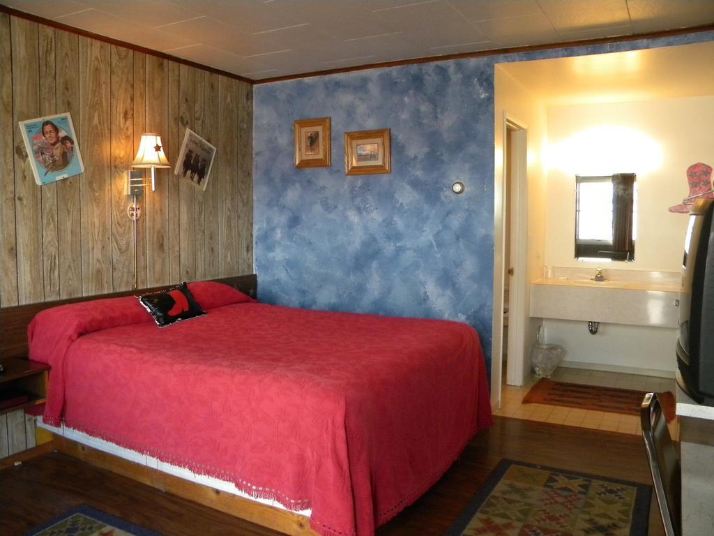 Blue And White Motel Kalispell Exterior photo