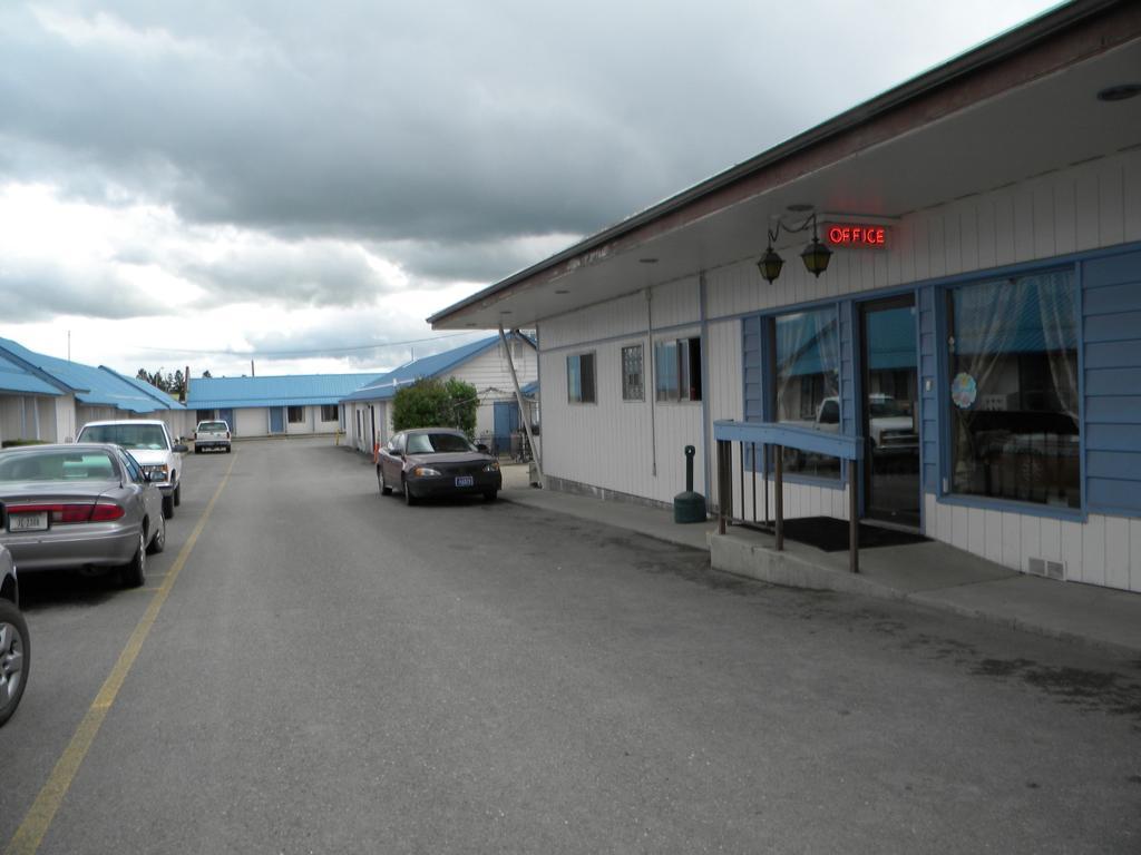Blue And White Motel Kalispell Exterior photo