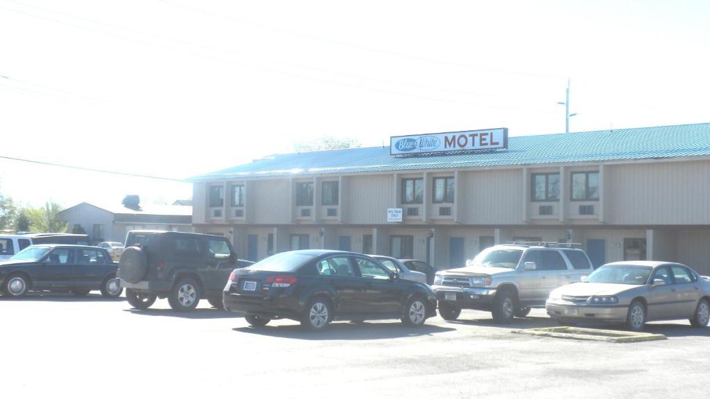 Blue And White Motel Kalispell Exterior photo