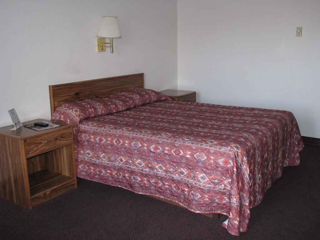 Blue And White Motel Kalispell Exterior photo
