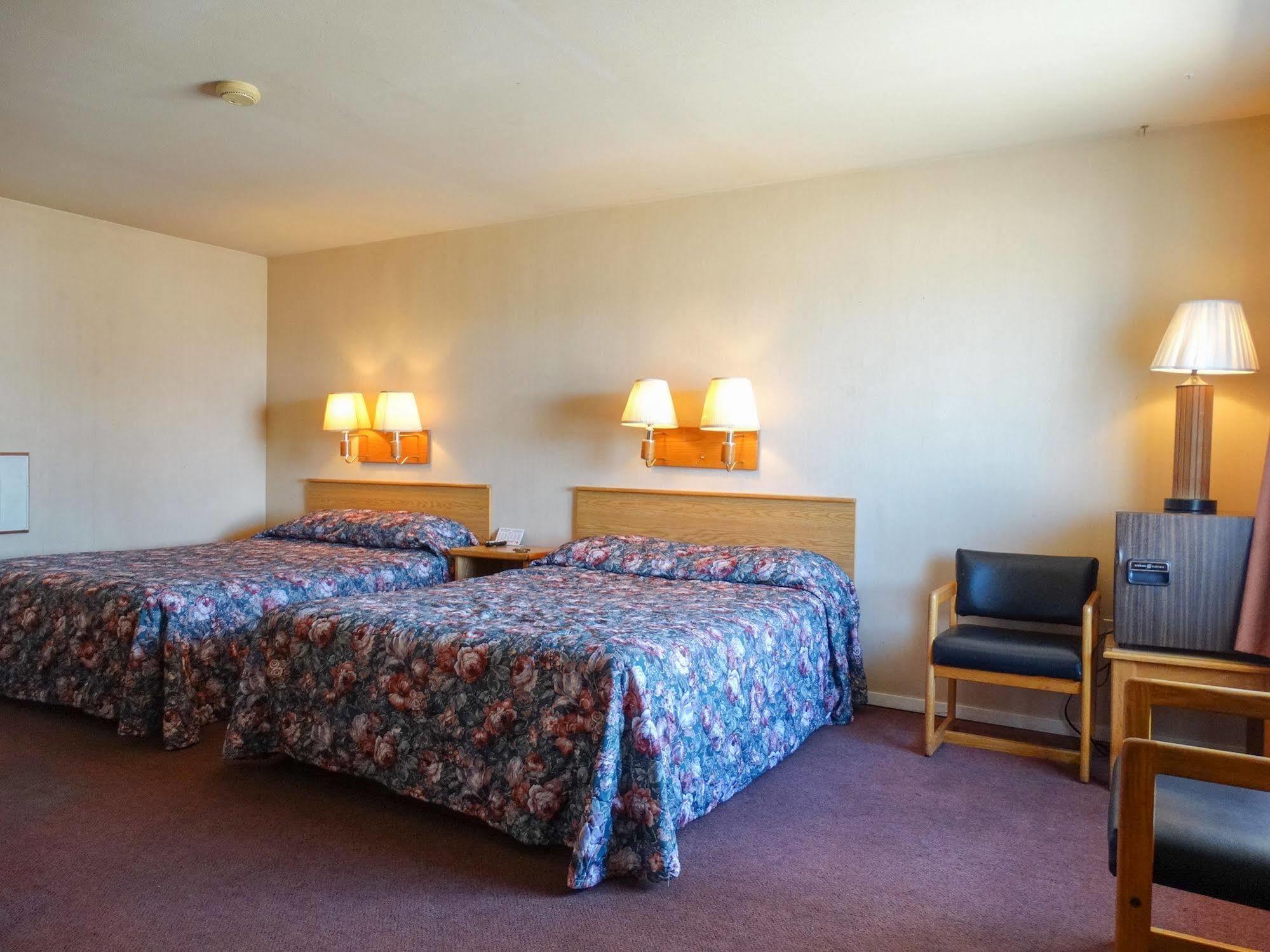 Blue And White Motel Kalispell Exterior photo