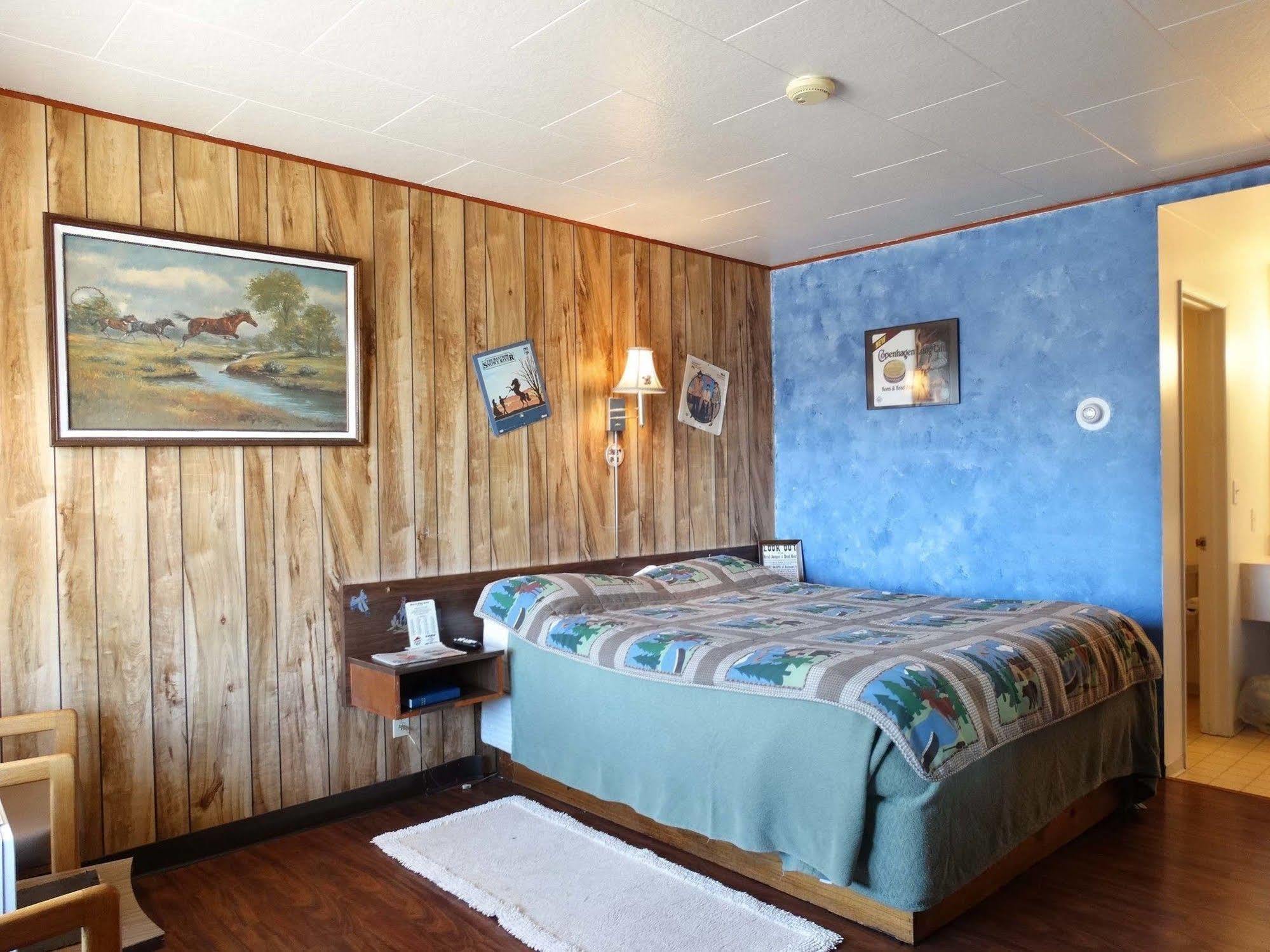 Blue And White Motel Kalispell Exterior photo