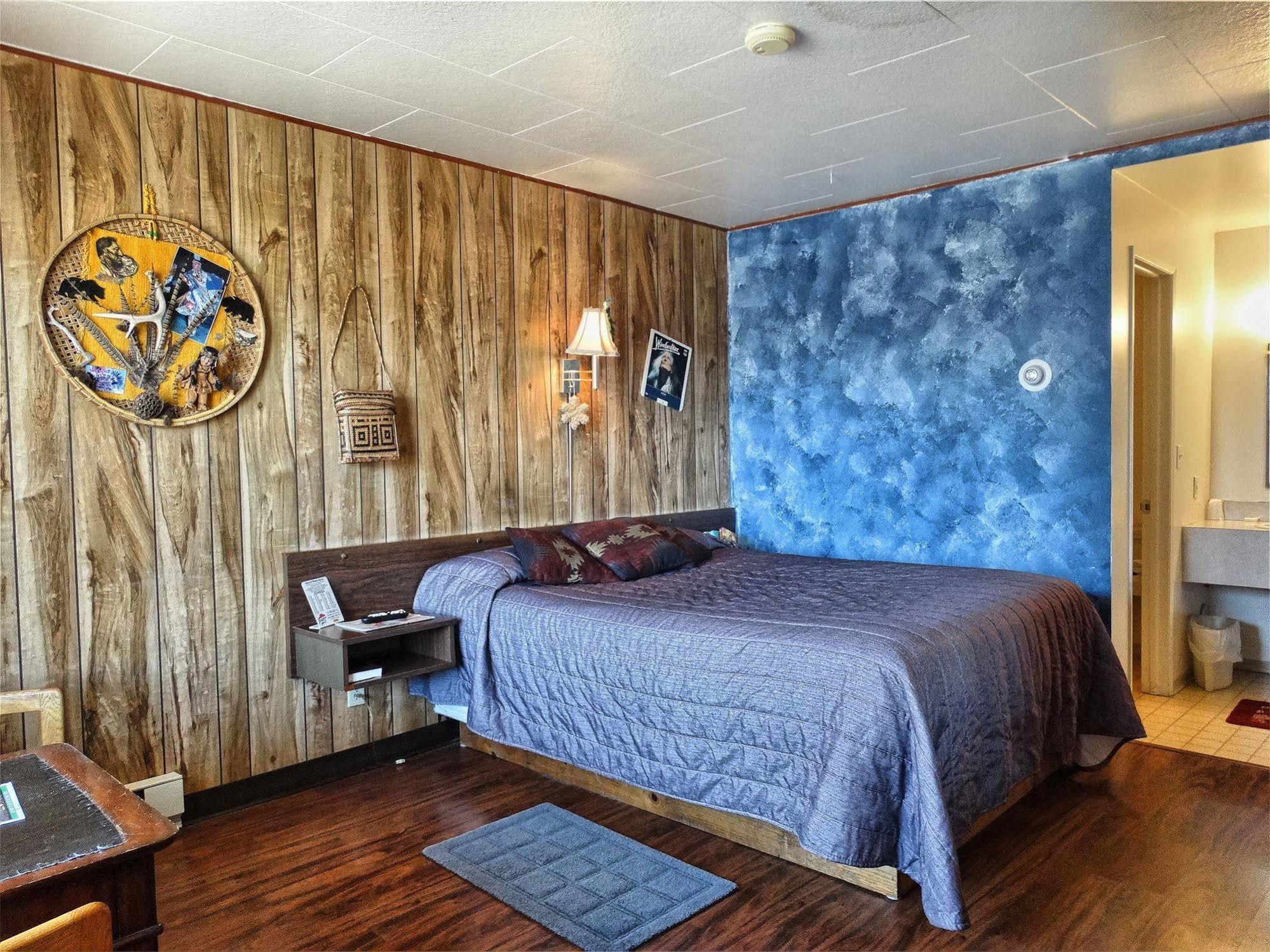Blue And White Motel Kalispell Exterior photo