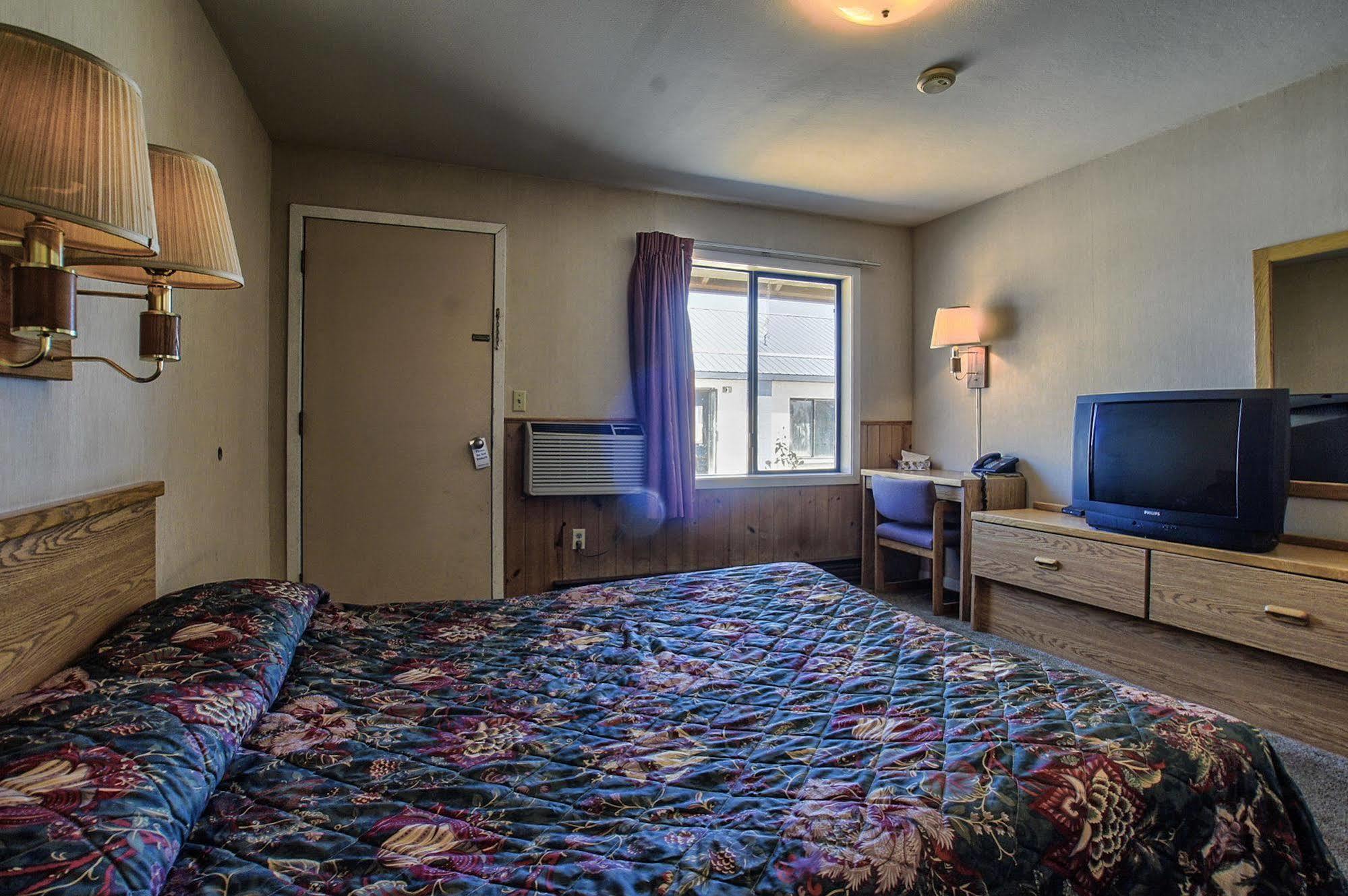 Blue And White Motel Kalispell Exterior photo
